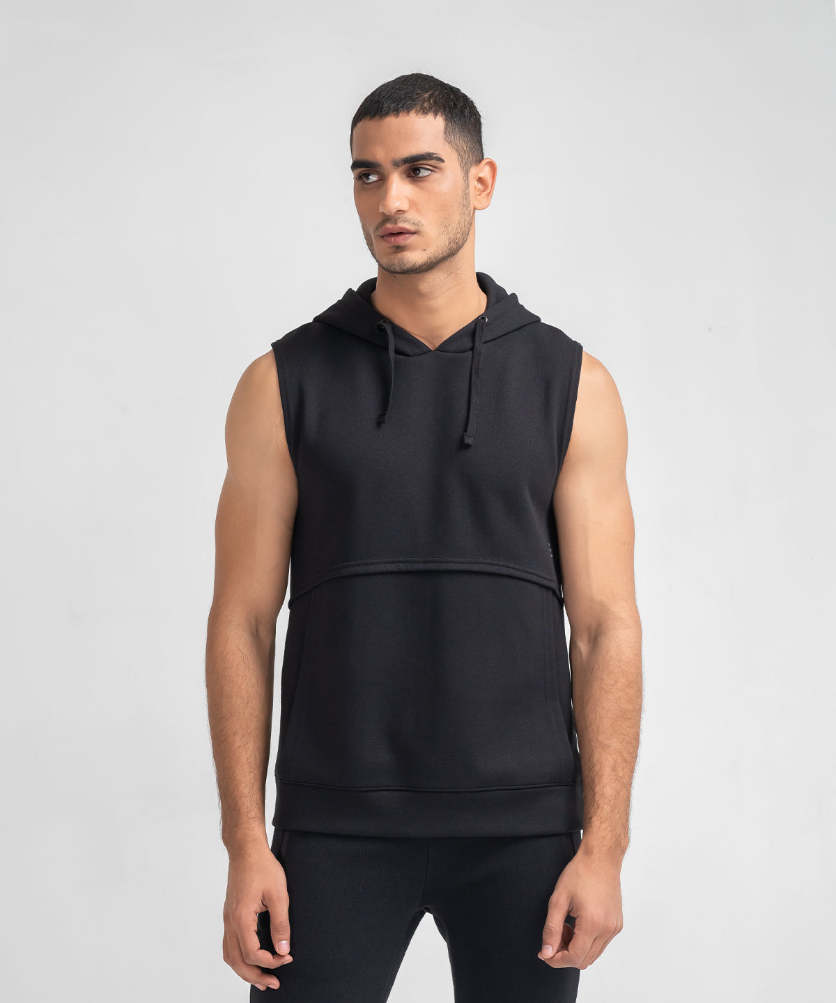 Men Sleeveless With Raw Edge And Contrast Raglan In White Black